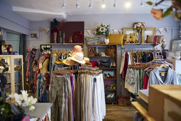 Interieur eines Secondhand-Ladens, der gebrauchte und nachhaltige Kleidung und Haushaltswaren verkauft