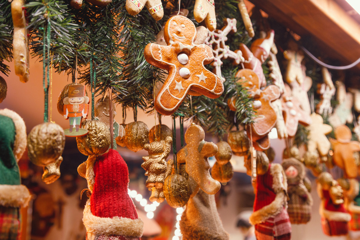 Weihnachtsmärkte in der Vorderpfalz. Traditionelle saisonale Artikel und Geschenke an einem Stand des Christkindlmarkts.