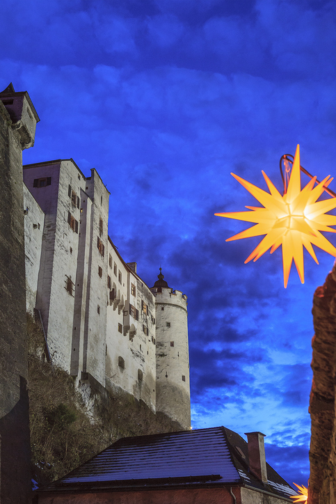 Weihnachtsmärkte in der Vorderpfalz. Festung und ein Stern, welcher gelb leuchtet.