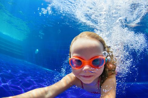 Lustiges Kind Brille Tauchen im Schwimmbad