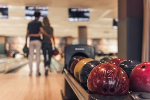 Paar geht zum Bowling spielen.